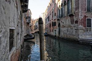 veneza, itália - 15 de setembro de 2019 - passeio de gôndola em veneza foto