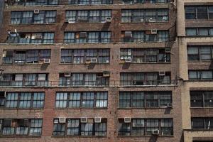 Condomínios de Nova York em Manhattan Janelas antigas e máquinas de corrente alternada foto