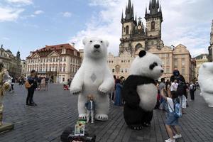 praga, república tcheca - 16 de julho de 2019 - praça da cidade velha cheia de artistas de rua turísticos atuando como grandes marionetes foto