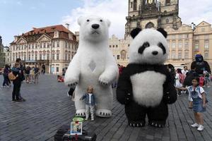 praga, república tcheca - 16 de julho de 2019 - praça da cidade velha cheia de artistas de rua turísticos atuando como grandes marionetes foto