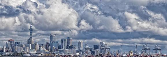 panorama da paisagem urbana de auckland nova zelândia foto