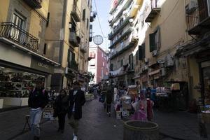 nápoles, itália - 1 de fevereiro de 2020 - rua da cidade velha foto