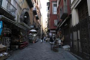 nápoles, itália - 1 de fevereiro de 2020 - rua da cidade velha san gregorio armeni foto