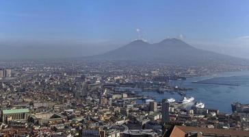 cidade e porto e vulcão vesuvio castel saint elmo view foto