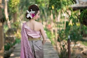 linda garota tailandesa em traje tradicional tailandês foto