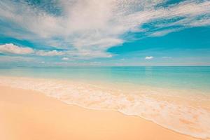 cena de praia vazia, férias de verão ou conceito de férias, ondas espirrando sob o céu azul. conceito de viagens para a ilha paradisíaca, cenário de paisagem tropical, clima de verão maravilhoso. calma e inspiradora foto