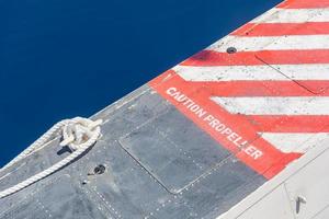 perigo de hélice ou sinal de alerta no avião com fundo azul foto