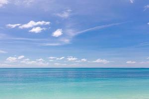 água turquesa e céu azul como imagem de fundo. panorama do mar do caribe, ilhas maldivas, havaí, águas oceânicas da tailândia, ilha paradisíaca tropical turquesa. panorama das ondas do mar. natureza pacífica foto