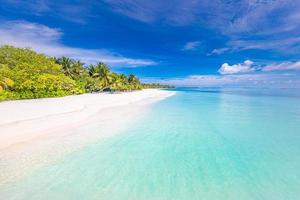 cena de praia tranquila. estância de praia tropical exótica, paisagem para plano de fundo ou papel de parede. design do conceito de férias de férias de verão. foto