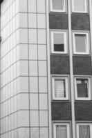 tiro em tons de cinza de uma fachada de edifício moderno foto