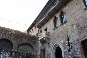 Verona, Itália - 7 de dezembro de 2017 - turista visitando a casa de Romeu e Julieta foto