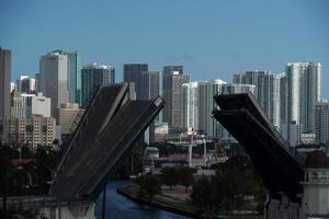 ponte levadiça aberta com paisagem urbana florida miami foto