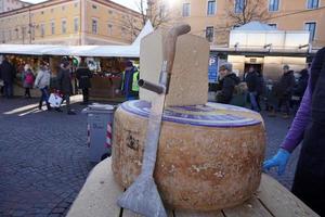 trento, itália - 9 de dezembro de 2017 - pessoas no tradicional mercado de natal foto