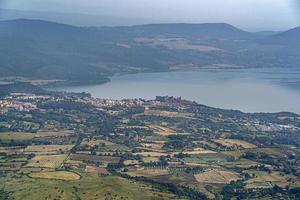 vista aérea do lago bracciano itália foto