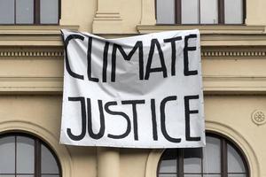 banner de justiça climática do lado de fora do prédio foto