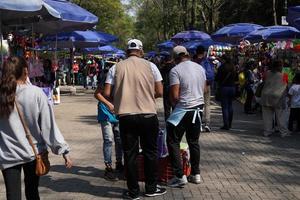 cidade do méxico, 3 de fevereiro de 2019 - parque da cidade chapultepec lotado de pessoas no domingo foto