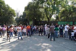 cidade do méxico, 3 de fevereiro de 2019 - parque da cidade chapultepec lotado de pessoas no domingo foto