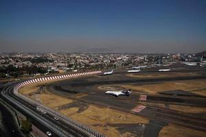 cidade do méxico, 3 de fevereiro de 2019 - panorama da paisagem urbana do aeroporto da cidade do méxico foto
