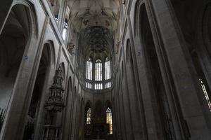 kutna hora, república tcheca - 14 de julho de 2019 - interior do dome saint barbara church window glass mucha liberty style foto