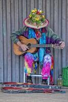 hippie tocando violão na rua foto