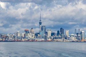 panorama da paisagem urbana de auckland nova zelândia foto