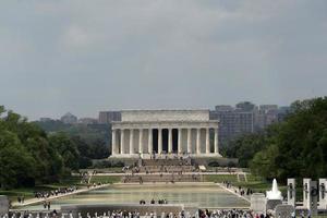 washington dc, eua - 27 de abril de 2019 - muitos turistas no memorial da segunda guerra mundial foto