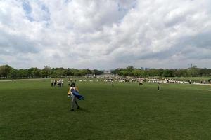 washington dc, eua - 27 de abril de 2019 - muitos turistas no memorial da segunda guerra mundial foto