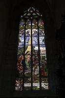 kutna hora, república tcheca - 14 de julho de 2019 - interior do dome saint barbara church window glass mucha liberty style foto