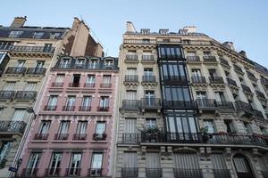 chaminé de telhados de paris e vista da cidade do edifício foto