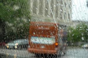 chuva na janela de vidro do carro em Washington DC foto