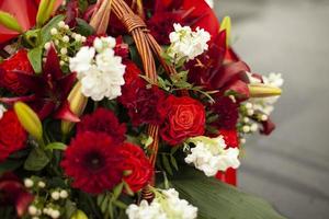 flores no memorial. detalhes da decoração funerária. buquê de flores na sepultura. foto