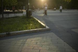 superfície da estrada na cidade. Área de pedestres. asfalto vazio. rua no verão. foto