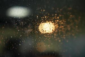 gotas no vidro. vidro molhado. tempo chuvoso fora da janela. foto