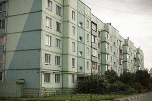 edifício na cidade. casa residencial com grande número de janelas. desenvolvimento Urbano. foto