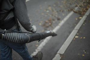 tubo de sopro de folha. gerador de fluxo de ar. limpador de estrada. ferramenta elétrica de jardim. foto