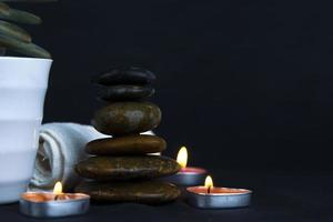 as camadas de pedras no escuro com luz de velas acesas usadas em massagem terapêutica, elemento de tempo relaxante, papel de parede, padrão, cartaz e design de banner.. foto