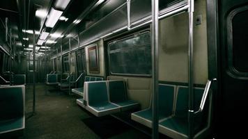 vagão de metrô vazio usando o sistema de transporte público da cidade de nova york foto