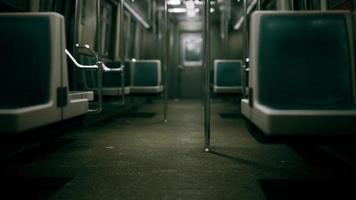 trem de metrô de metal vazio na cidade de chicago foto