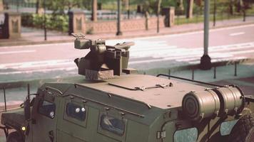 carro militar blindado na cidade grande foto
