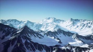 vista panorâmica sobre o pico nevado de matterhorn em dia ensolarado com céu azul foto