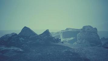 estepe de deserto escuro de inverno dramático em um planalto de montanha foto