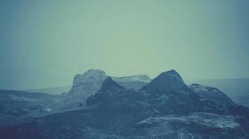 estepe de deserto escuro de inverno dramático em um planalto de montanha foto