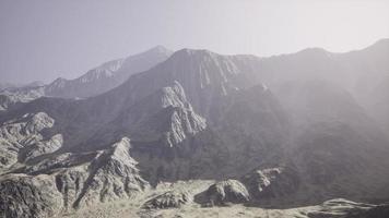 vista das montanhas afegãs no nevoeiro foto