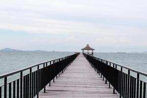 cais de pesca ou cais de calçadão à beira-mar ou resort muito bonito. foto