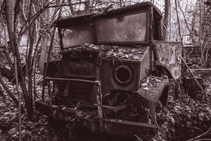 velhos carros abandonados jogados na floresta em algum lugar da Bélgica. foto