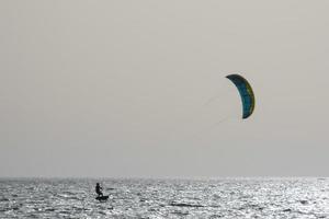 windsurf, kitesurf, esportes náuticos e de vento movidos a velas ou pipas foto