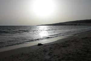 pôr do sol sobre o mar, pôr do sol no outono na praia de zahara de los atunes, cádiz, andaluzia, espanha foto