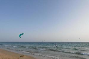 windsurf, kitesurf, esportes náuticos e de vento movidos a velas ou pipas foto