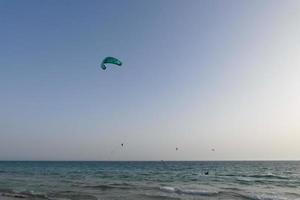 windsurf, kitesurf, esportes náuticos e de vento movidos a velas ou pipas foto