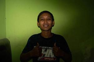 gresik, indonésia, 2022 - um homem tirando uma foto em um quarto ligeiramente escuro